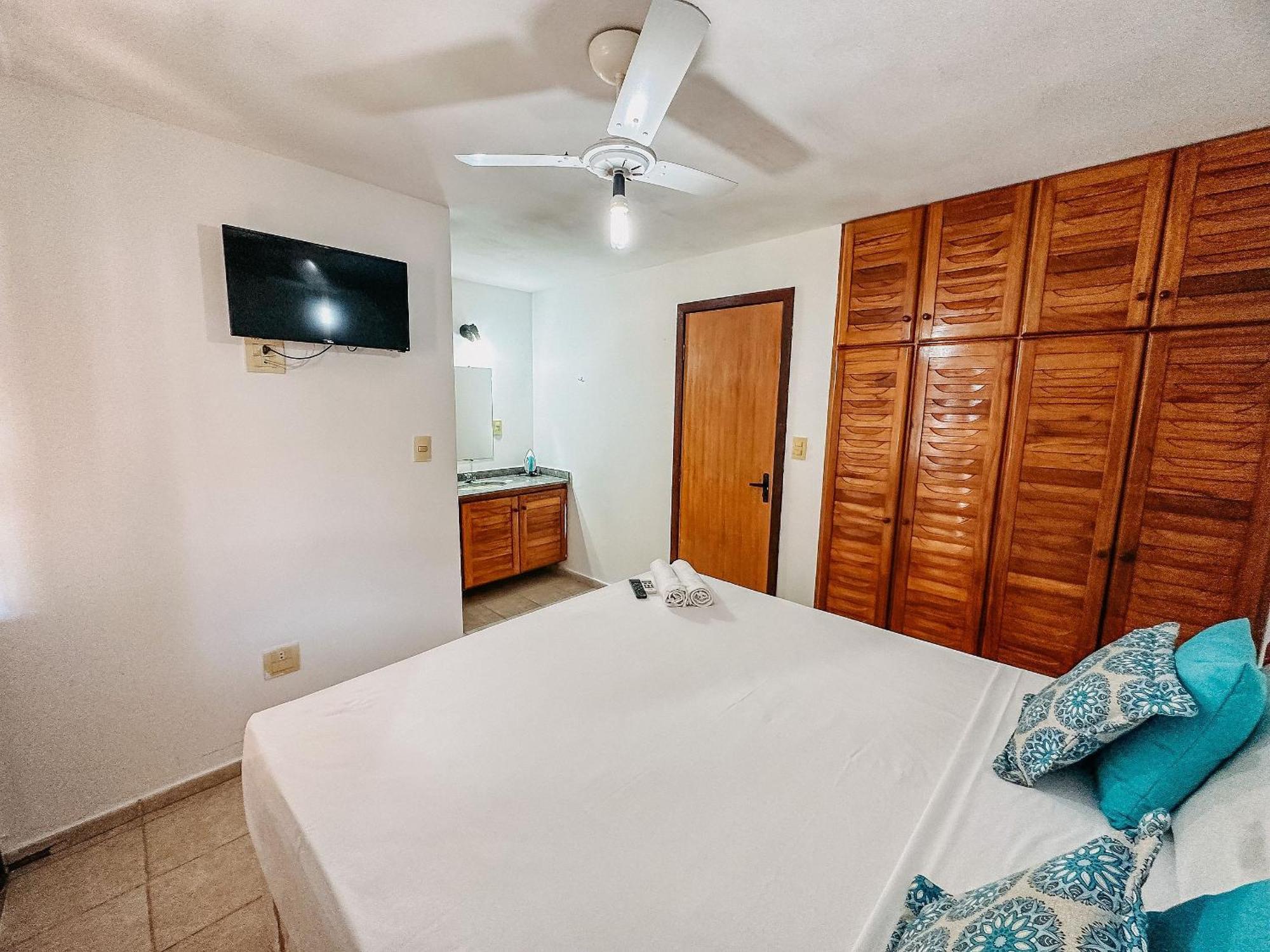 Taperapua Beachfront Suites: Axe Moi's Private Bbq & Pool Retreat Holiday home