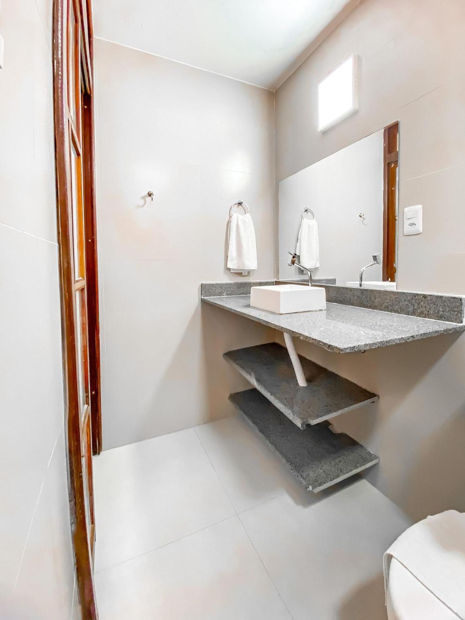 Taperapua Beachfront Suites: Axe Moi's Private Bbq & Pool Retreat