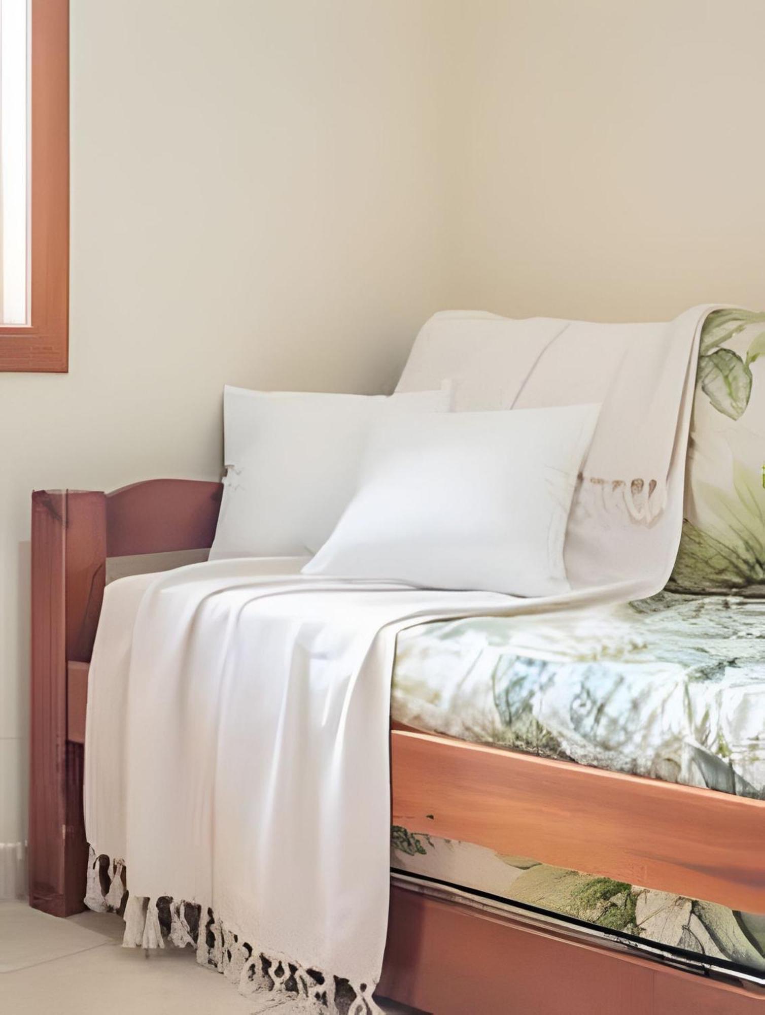 Em Frente A Praia De Taperapuan; Piscina; 1 Quarto; Wifi 300 Mbs; Estacionamento Gratuito 1 Veiculo