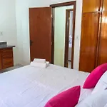 Condominio Com Piscina E Otima Localizacao.