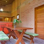 Casa Em Condominio Com Piscina, Quintal E Garagem