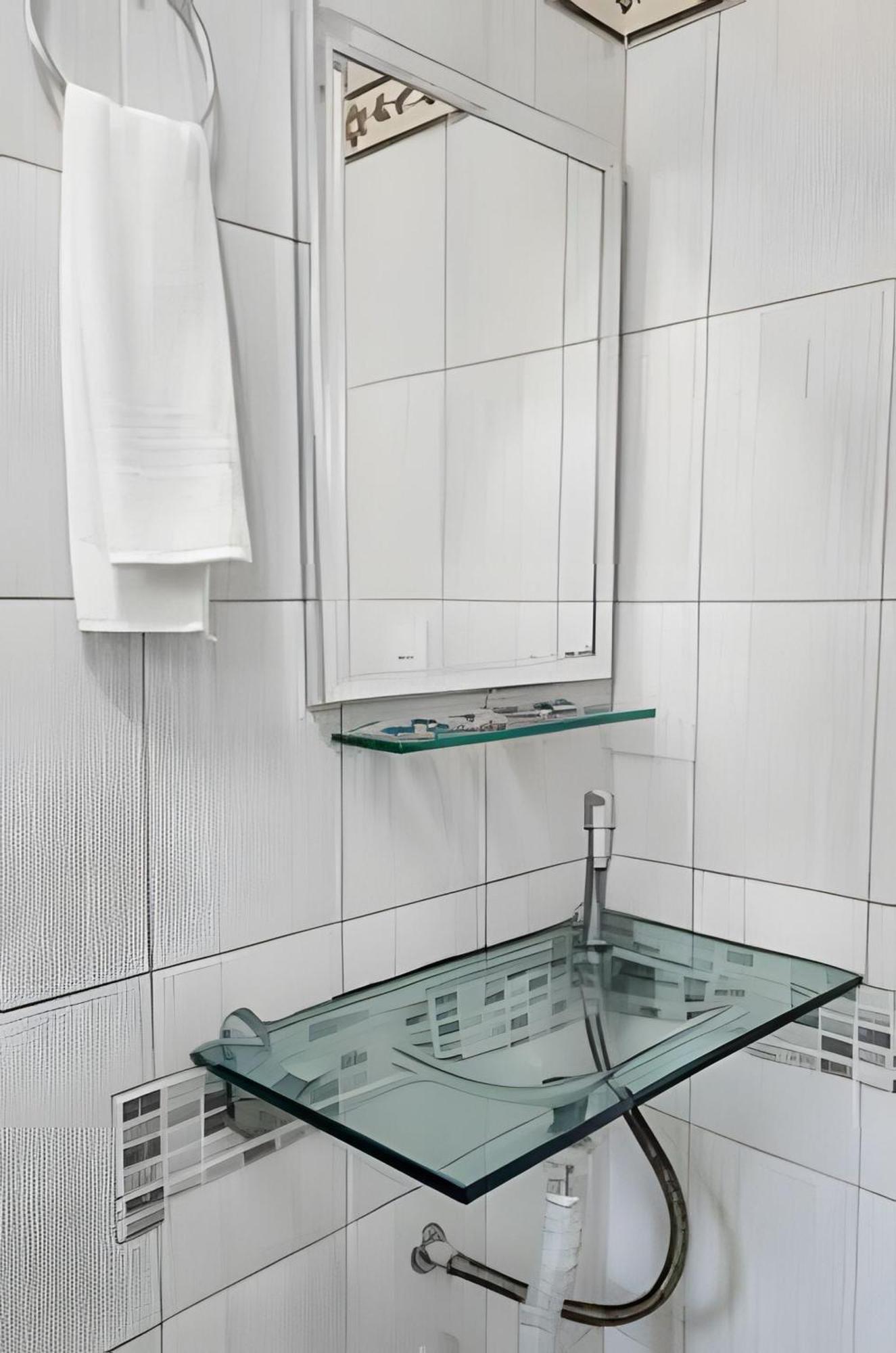 Holiday home 500M Praia De Taperapuan; 2 Quartos; Wifi 300Mbs; 2 Pavimento; Churrasqueira; Chuveirao; Estacionamento Gratuito 1 Carro Porto Seguro