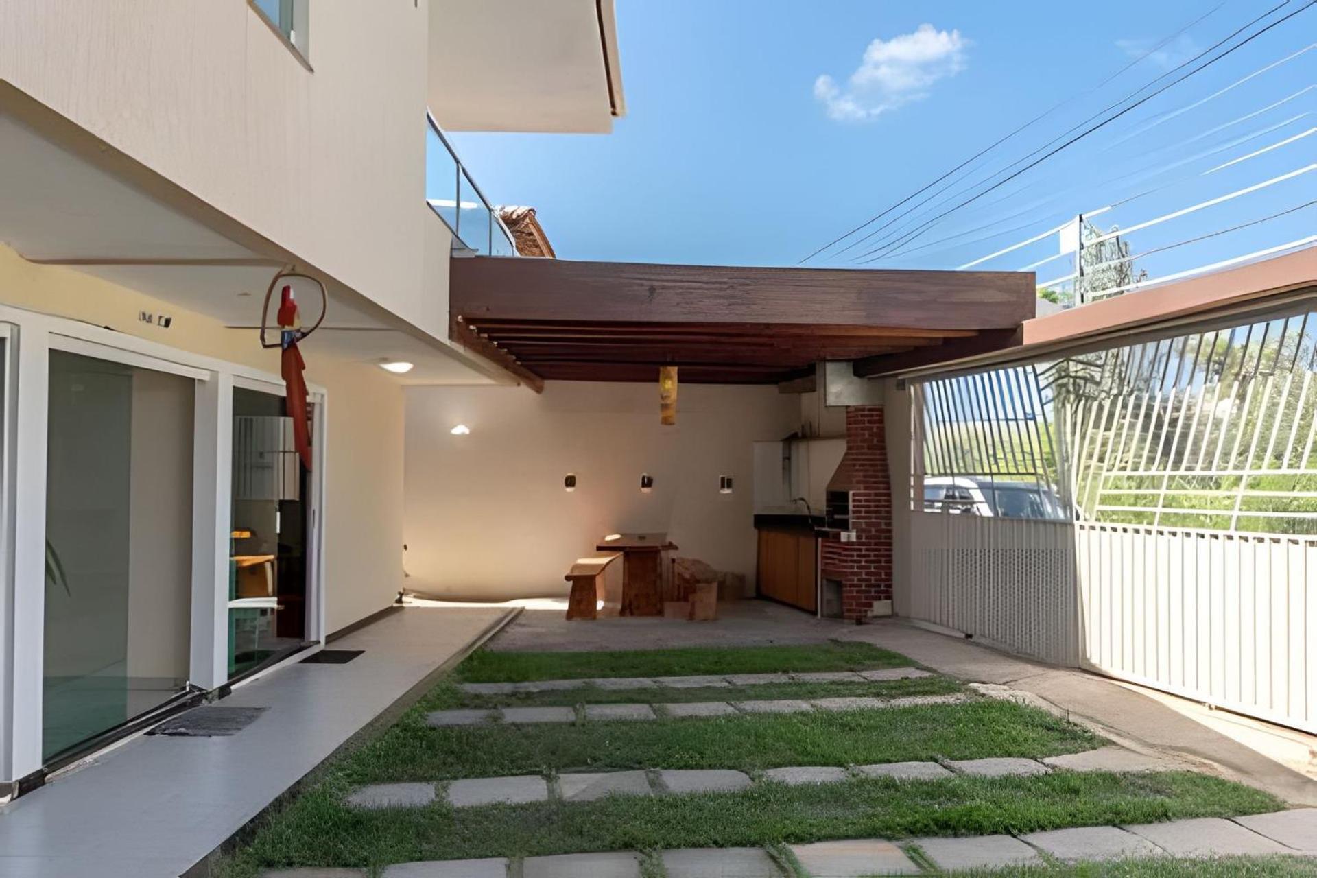 Holiday home 500M Praia De Taperapuan; 2 Quartos; Wifi 300Mbs; 2 Pavimento; Churrasqueira; Chuveirao; Estacionamento Gratuito 1 Carro Porto Seguro