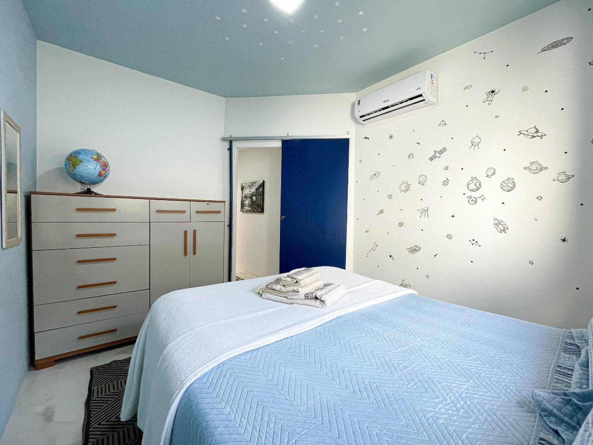 Casa Com 2 Quartos Em Tranquilo, Com Cama King, Ar-condicionado, Wi-fi Rapido, Cozinha Equipada E Garagem Privativa Holiday home